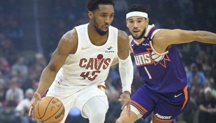 世界杯下注-奇妙！单场70+球员中张伯伦&amp;阿德巴约穿13号 科比米球布克13号秀