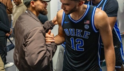库里父子探访杜克男篮更衣室！斯蒂芬与热门秀卡梅隆·布泽尔同框